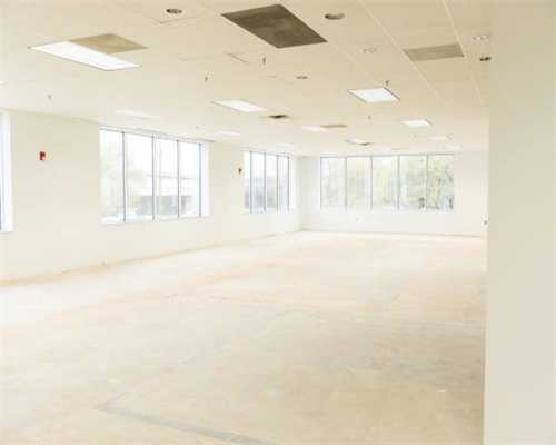 恩施市崔家坝镇：水稻机械抢收开镰