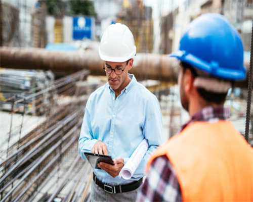 长臂挖掘机工作时，驾驶室根本看不到怎么办？